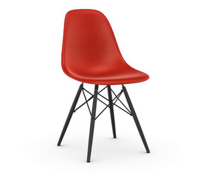 Eames DSW Fiberglass -tuoli, red/musta vaahtera