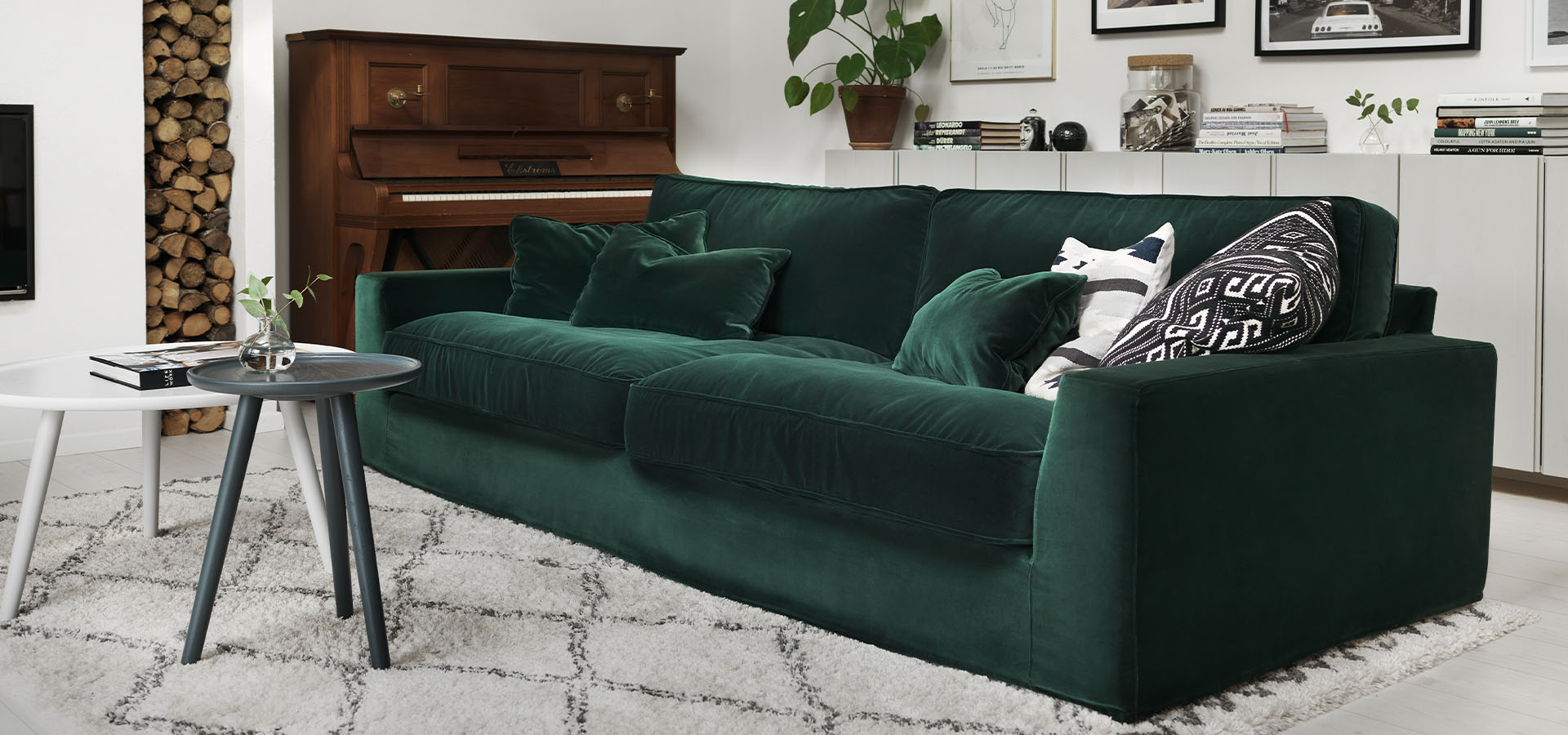 hero_vepsalainen_sits_newyork-sohva_vihrea_sofa_green_1_0000_NEW_YORK_arrangement_4seater_lario1402_dark_green_3.jpg