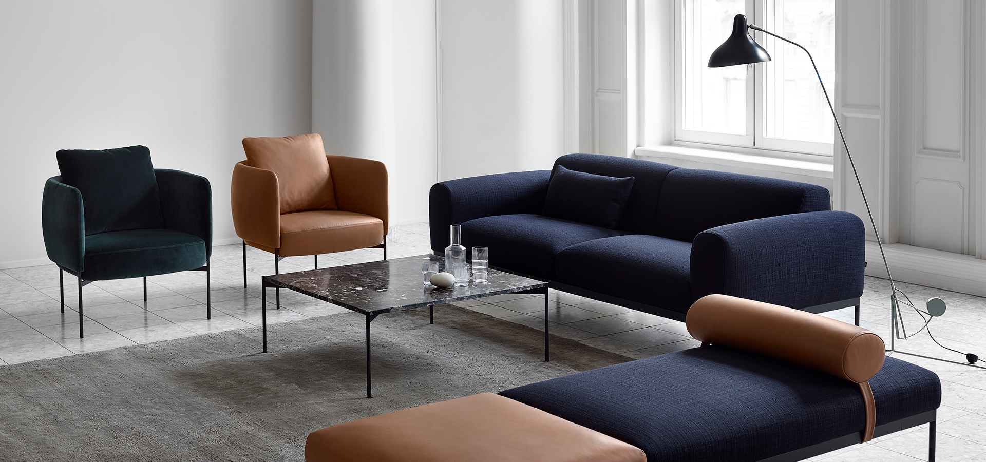 Tyylik&auml;s lounge tyylinen sisustus jossa daybed ja kotimaisia kalusteita.