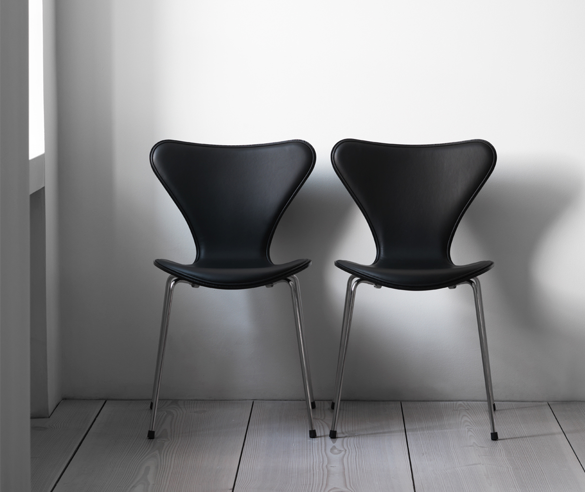 Fritz Hansen Seiska Tuoli 3107 Musta Musta Vepsalainen Designklassiker von fritz hansen sofort frei haus lieferbar. fritz hansen seiska tuoli 3107 musta musta nahka kuultomaalattu