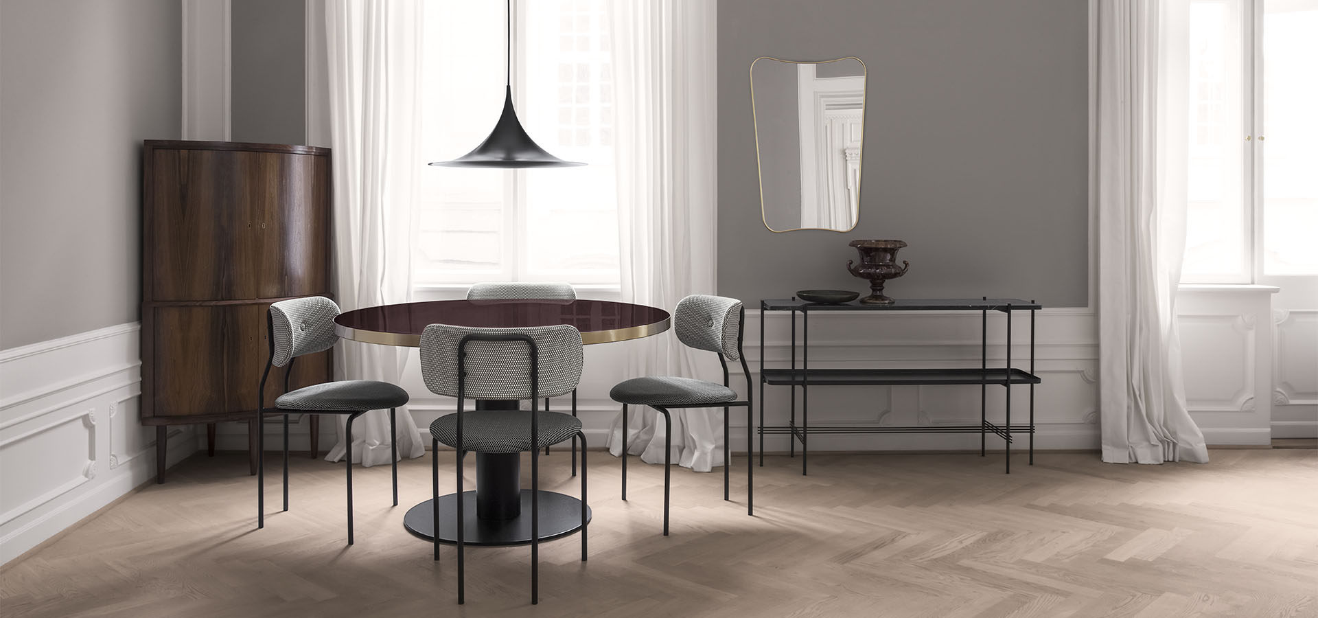 hero_vepsalainen_gubi_dining_1_0000_Coco Chair - Korb_GUBI Table 2.0 - cherry red_Semi Pendant  Ø60 - matt black_FA 33 M.jpg