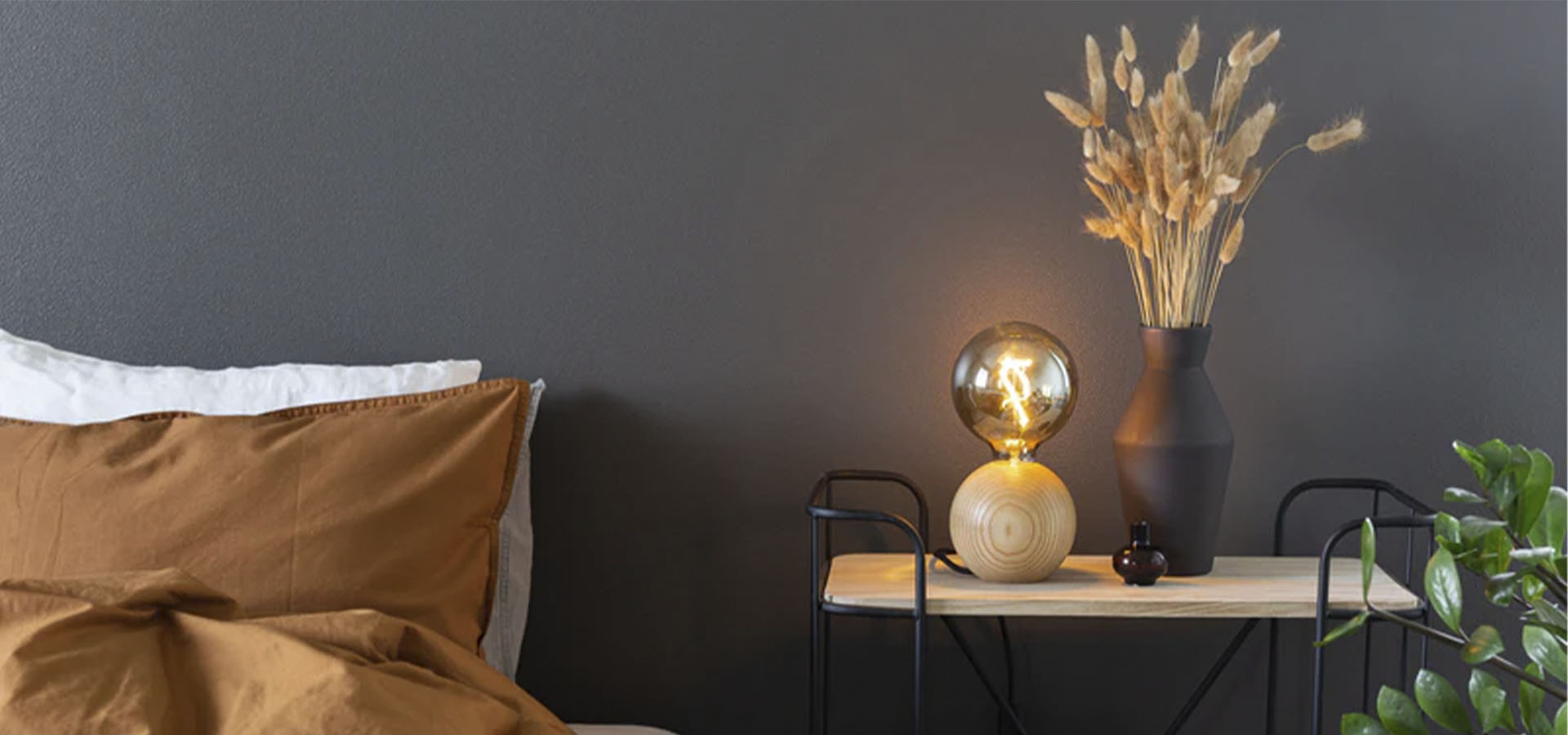 hero_vepsalainen_quudesign_quu-poytavalaisin_vaalea_tablelamp_natural_1_0000_MG_0942_800x.jpg