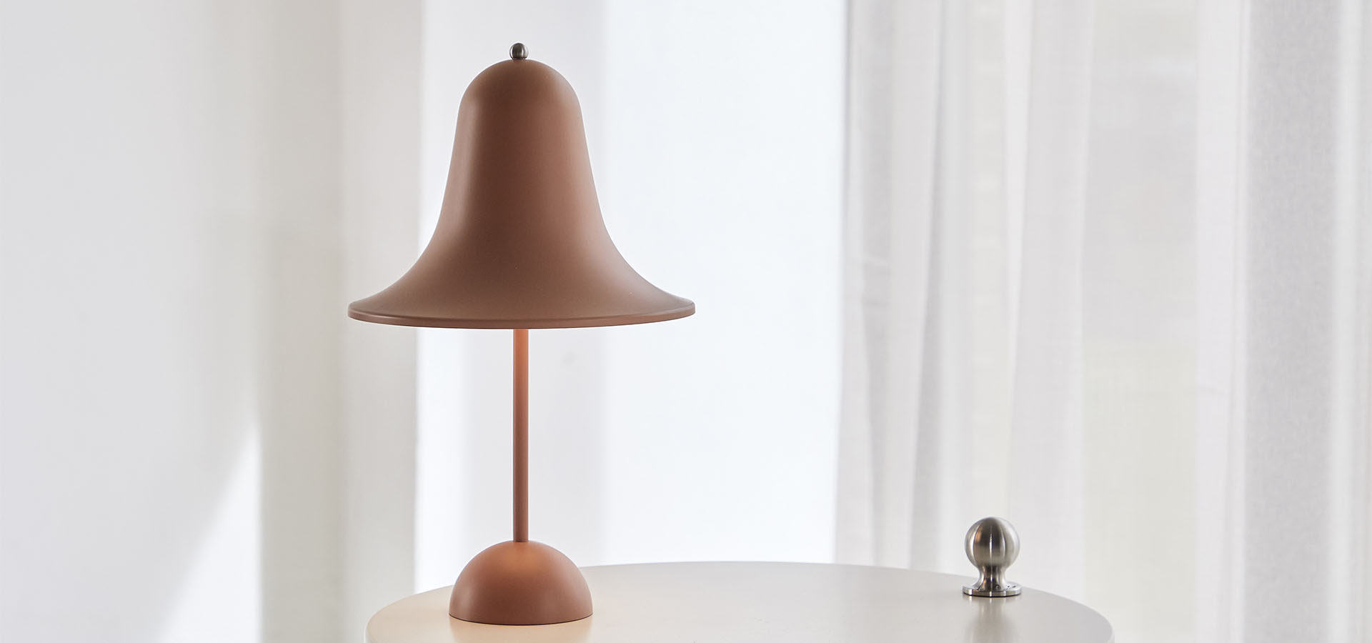 hero_vepsalainen_pantop-pöytävalaisin_koralli_tablelamp_coral_1_0000_Verpan_PantopPortable_Terracotta_Wide_HR.jpg