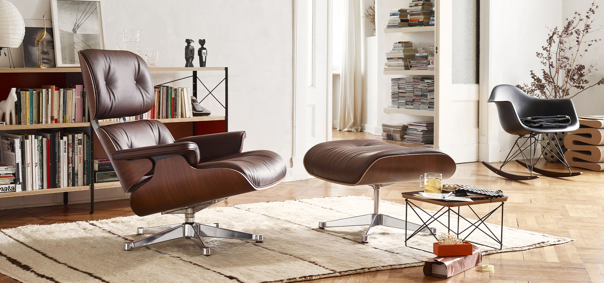 Vitran nahkainen Eames Lounge -nojatuoli ja rahi osana vaaleaa sisustusta