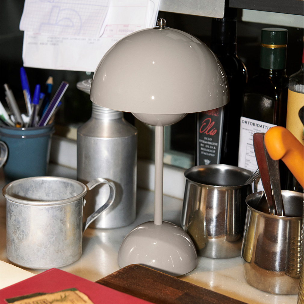&Tradition Flowerpot VP9 Table Lamp, Grey Beige | Vepsäläinen