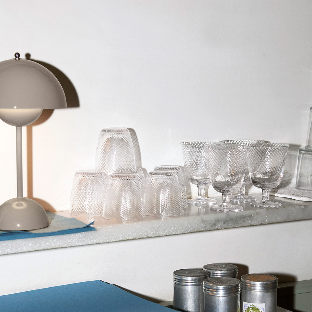 &Tradition Flowerpot VP9 Table Lamp, Grey Beige | Vepsäläinen