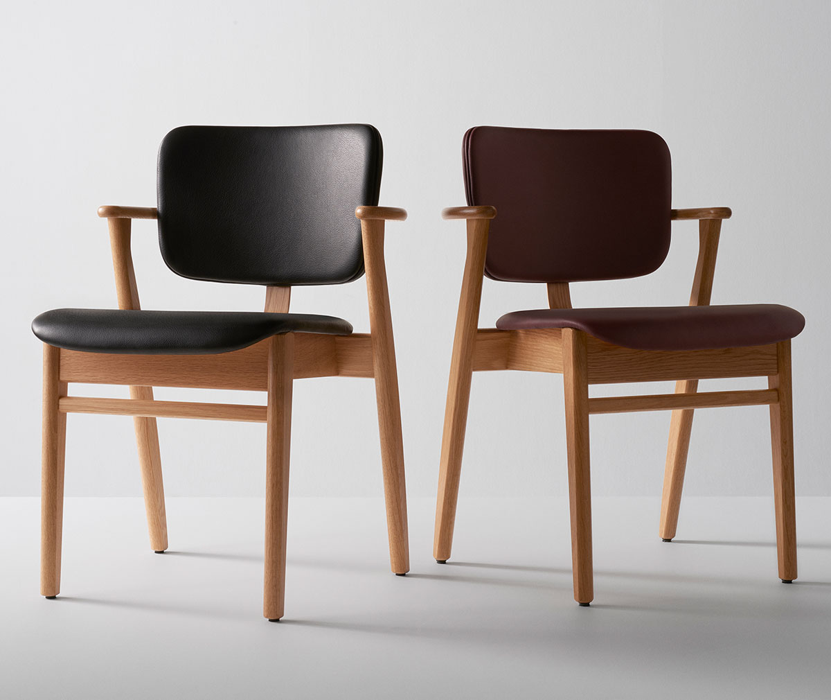 Artek Domus Chair, Lacquered Birch/Black Leather | Vepsäläinen