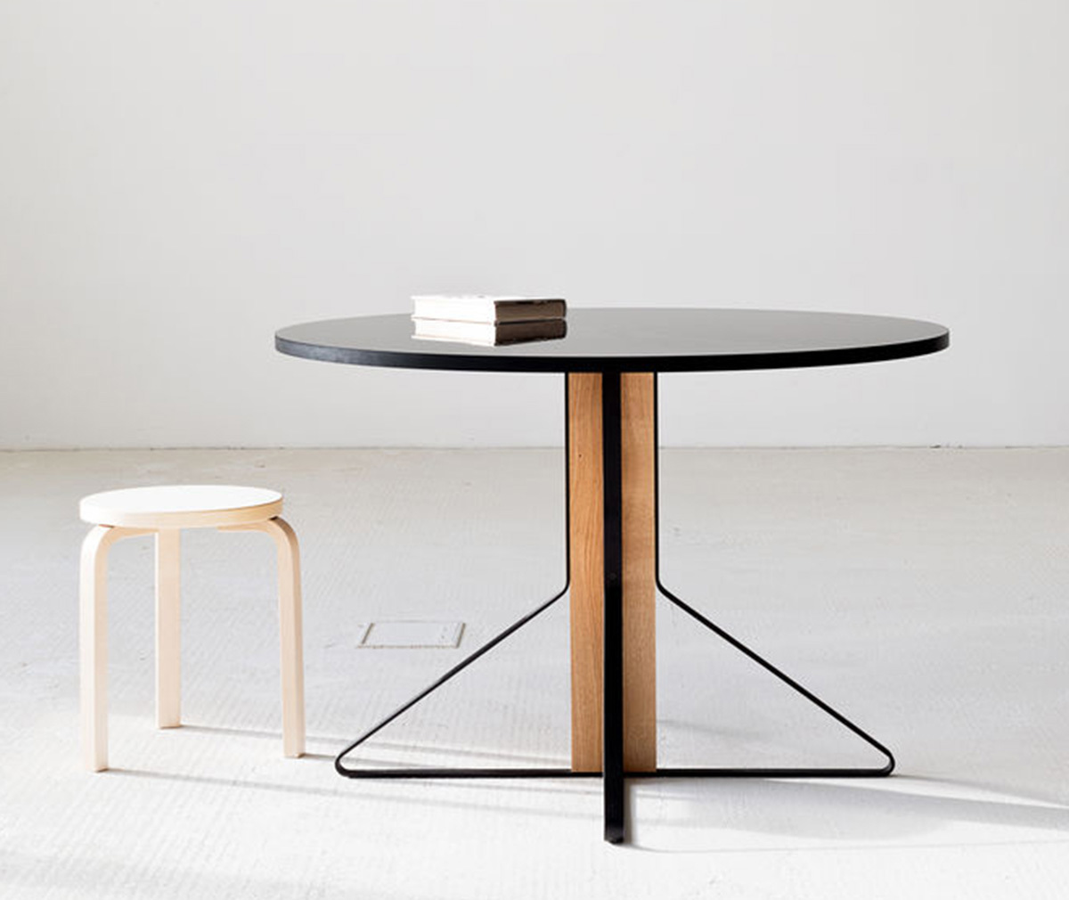 Kaari Table