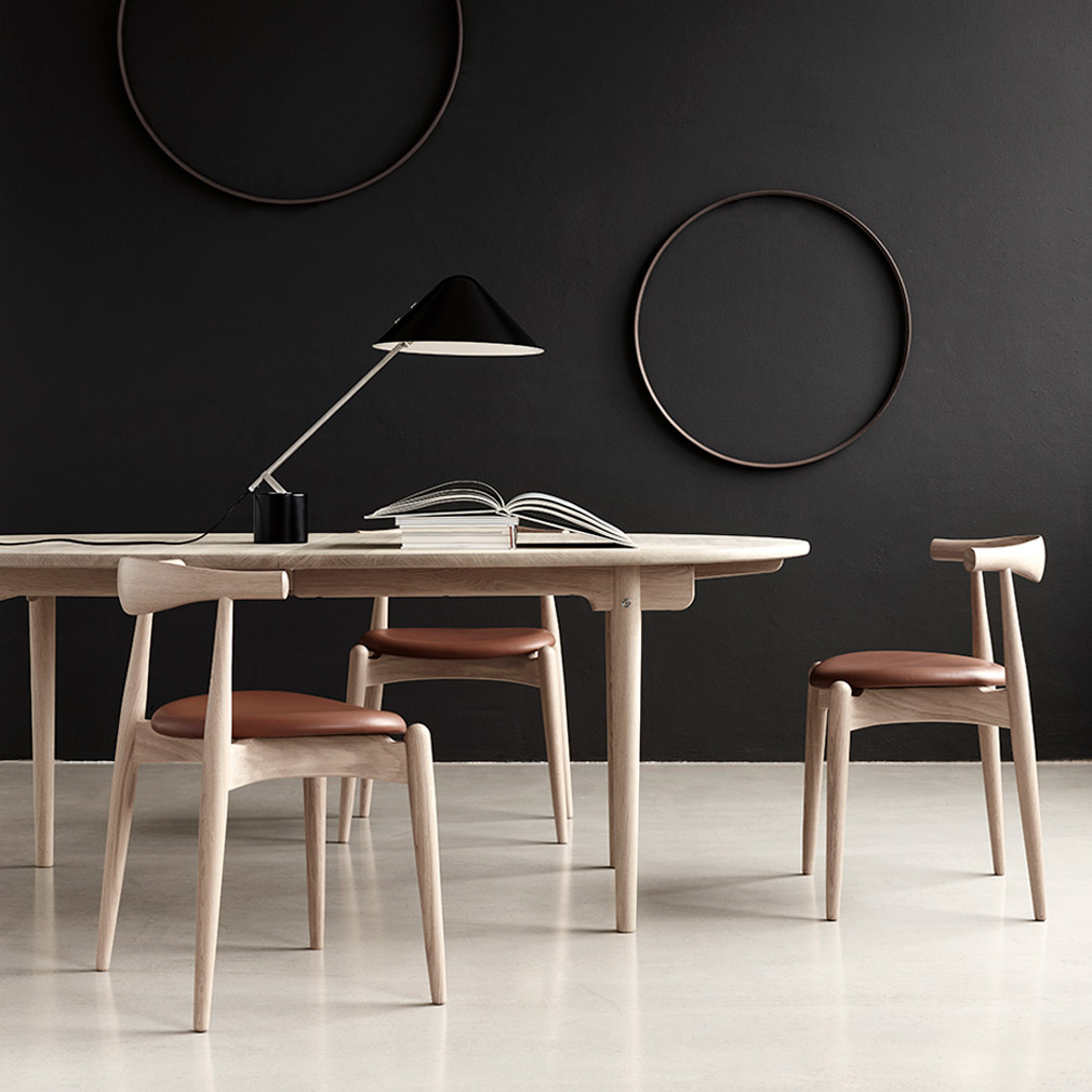 Carl Hansen & Søn CH20 Chair, Soaped Oak / Brown Leather | Vepsäläinen