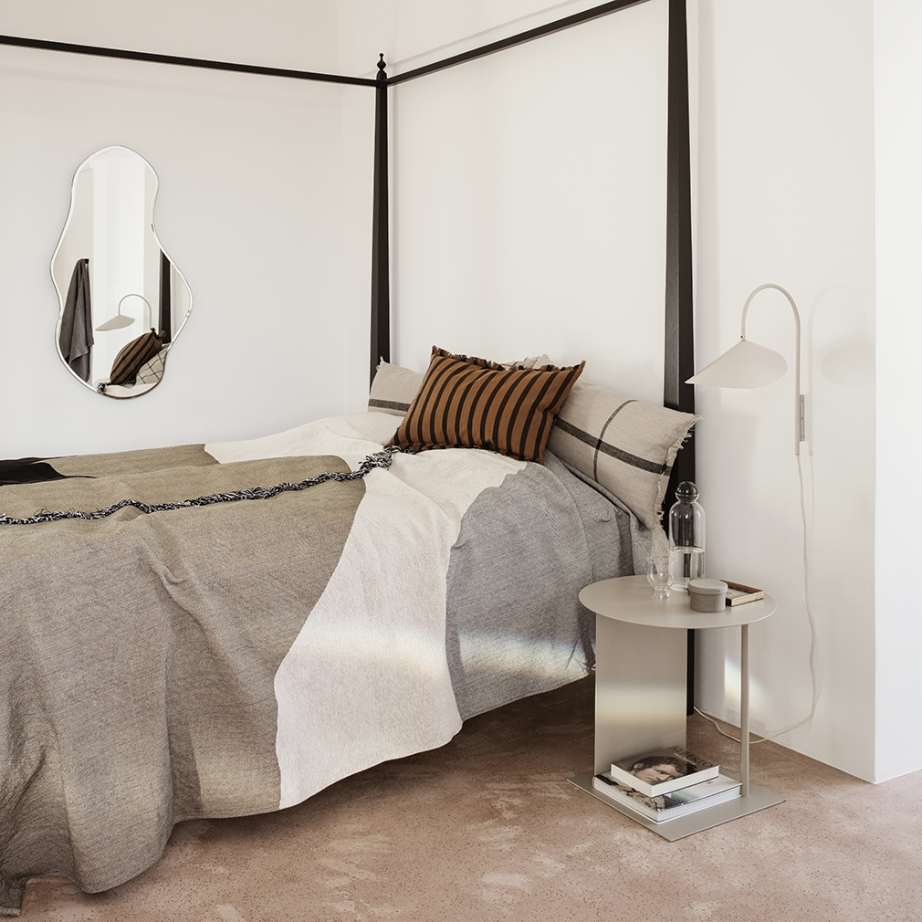 Arum wall outlet lamp cashmere