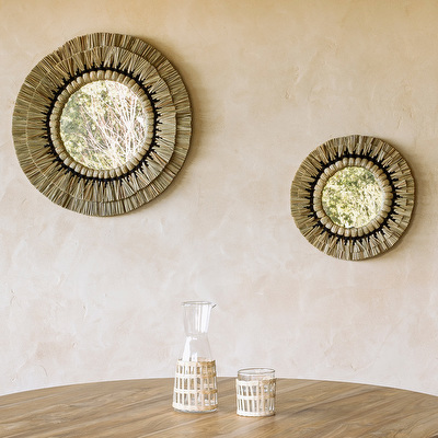 Akila Mirror