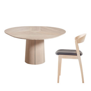 #33 -jatkettava pöytä ja #825-tuolit, valkoöljytty tammiviilu/musta nahka, 4 tuolia