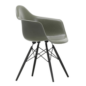 Eames DAW Fiberglass -tuoli, raw umber/musta vaahtera
