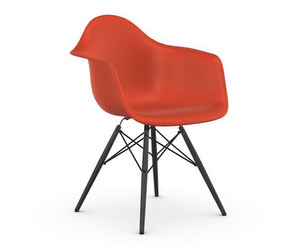 Eames DAW RE -tuoli käsinojilla, poppy red/musta vaahtera