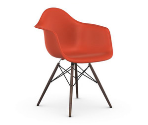 Eames DAW RE -tuoli käsinojilla, poppy red/ruskea vaahtera