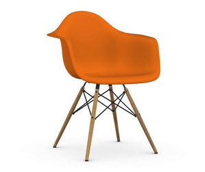 Eames DAW RE -tuoli käsinojilla, rusty orange/hunajasaarni