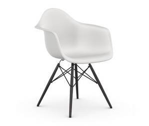 Eames DAW RE -tuoli käsinojilla, cotton white/musta vaahtera