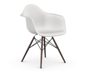 Eames DAW RE -tuoli käsinojilla, cotton white/ruskea vaahtera