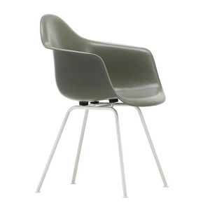 Eames DAX Fiberglass -tuoli käsinojilla, raw umber/valkoinen
