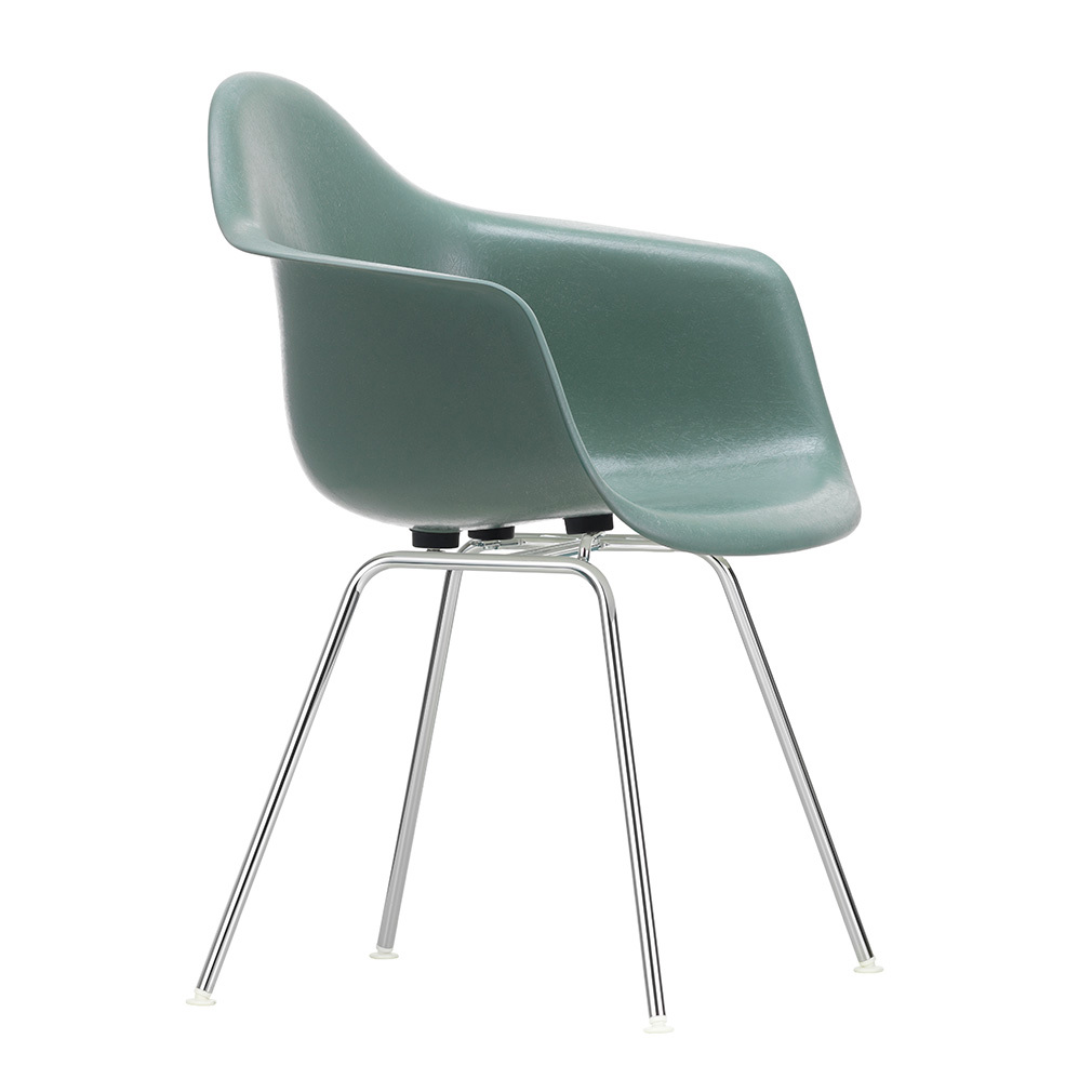 Eames DAX Fiberglass -tuoli käsinojilla