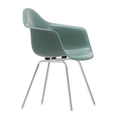 Eames DAX Fiberglass -tuoli käsinojilla