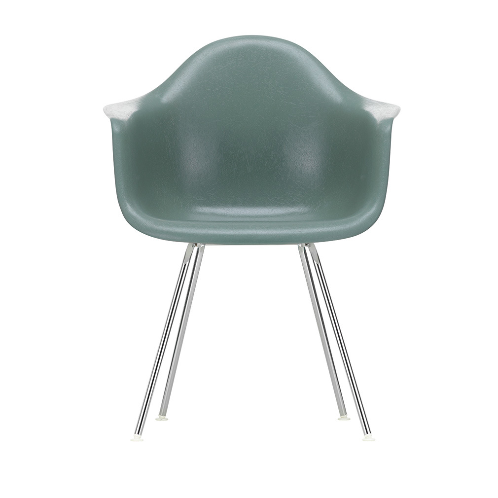 Eames DAX Fiberglass -tuoli käsinojilla