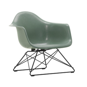 Eames LAR Fiberglass -tuoli, sea foam green/musta
