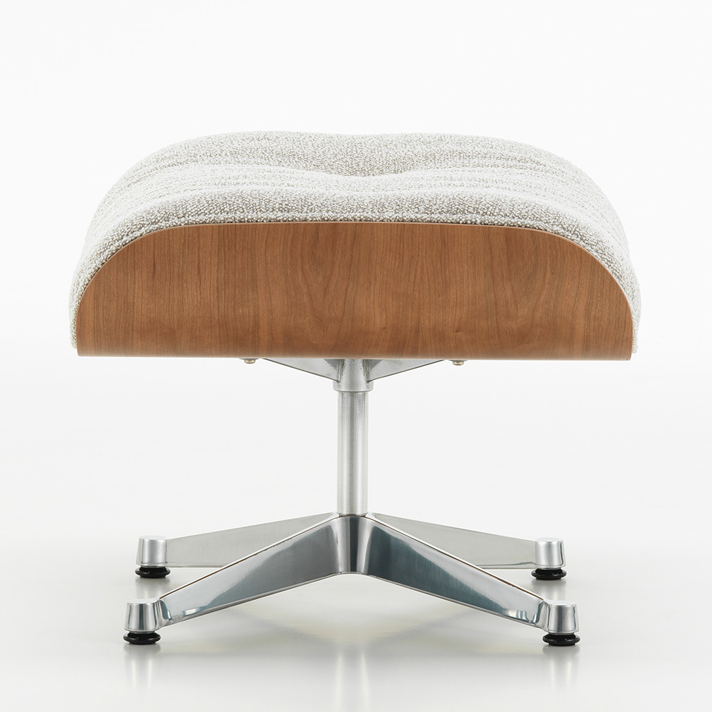 Eames Lounge -nojatuoli ja rahi