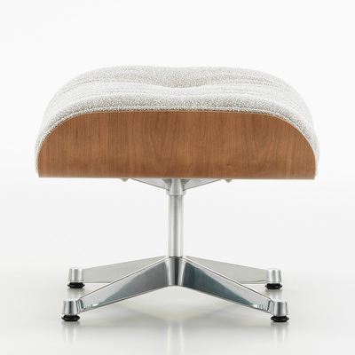 Eames Lounge -nojatuoli ja rahi