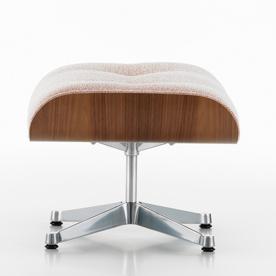 Eames Lounge -nojatuoli ja rahi