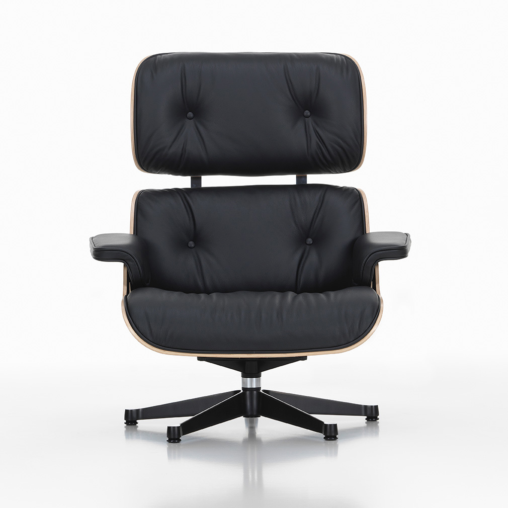 Eames Lounge -nojatuoli ja rahi