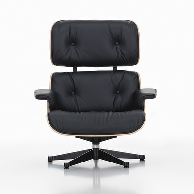 Eames Lounge -nojatuoli ja rahi