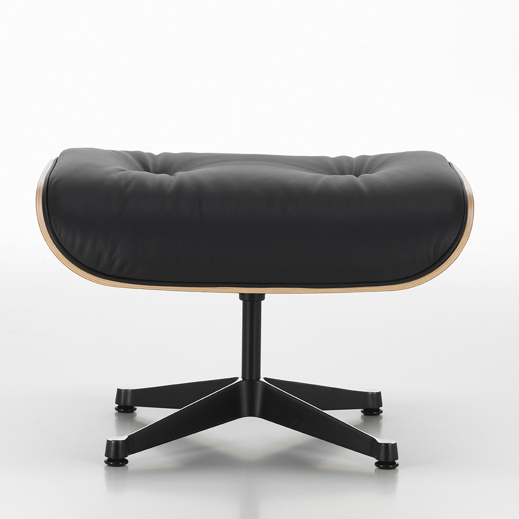 Eames Lounge -nojatuoli ja rahi