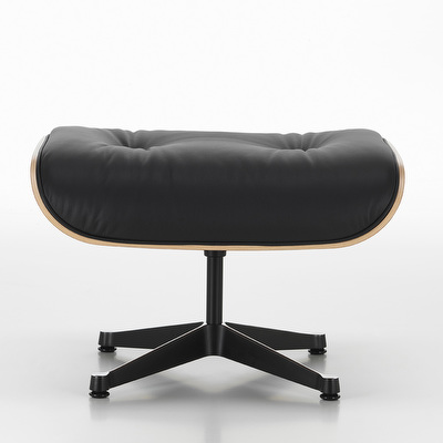 Eames Lounge -nojatuoli ja rahi