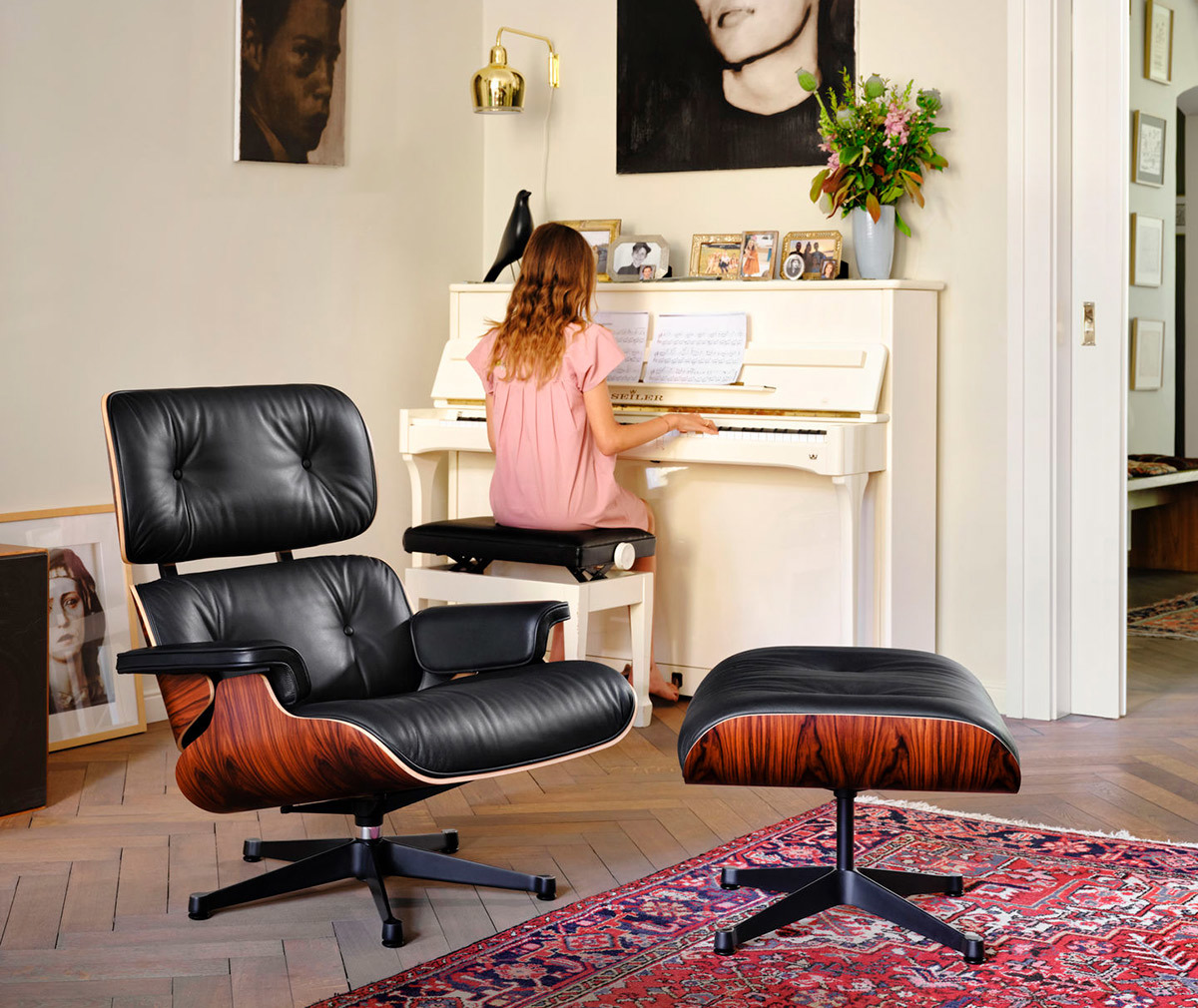 Eames Lounge -nojatuoli ja rahi