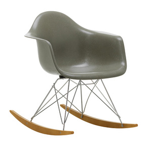 Eames RAR Fiberglass -keinutuoli, raw umber/kromi/vaalea vaahtera