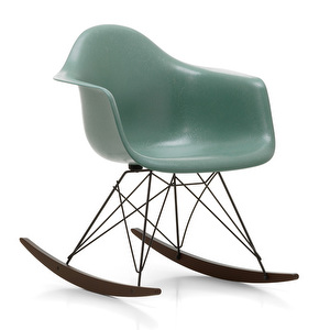 Eames RAR Fiberglass -keinutuoli, sea foam green/musta/tumma vaahtera