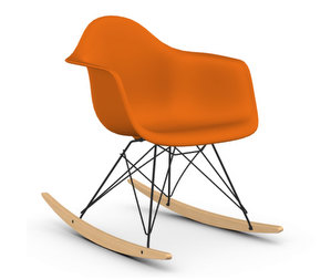 Eames RAR RE -keinutuoli, rusty orange/musta/vaalea vaahtera