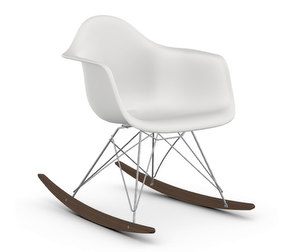 Eames RAR RE -keinutuoli, cotton white/kromi/tumma vaahtera