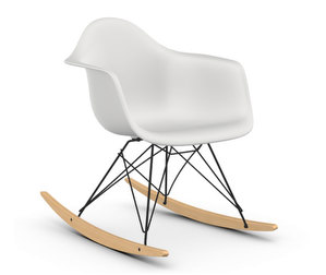 Eames RAR RE -keinutuoli, cotton white/musta/vaalea vaahtera