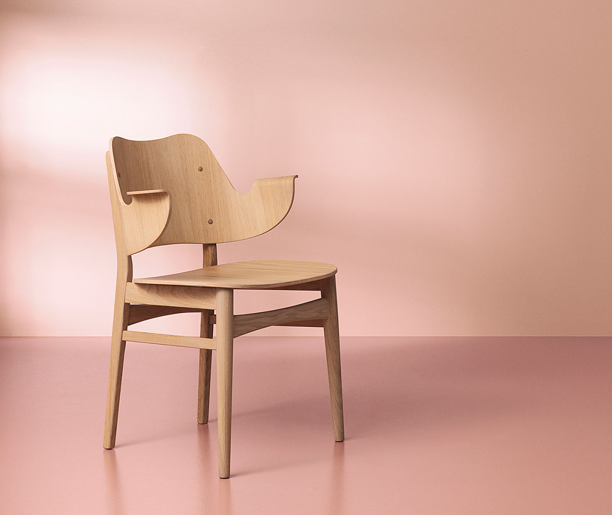 Warm Nordic Gesture Chair White Oiled Oak Veps l inen