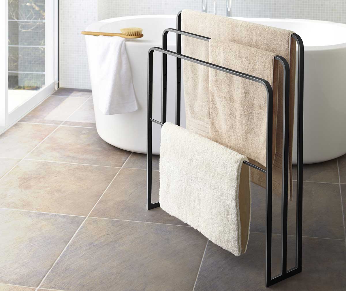 Yamazaki Tower Bath Towel Hanger Black Vepsalainen